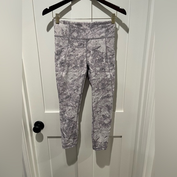 Lululemon Time To Sweat Crop 23" Legging Grey White- Size 6 NWOT - Picture 2 of 5